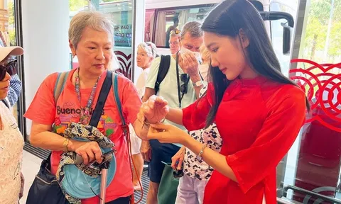 Bà Rịa - Vũng Tàu: Du khách thích thú khám phá du lịch thông qua chiếc vòng đẹp mắt mang mã QR