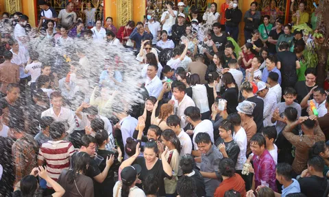 Không cần đến Thái Lan, các bạn trẻ hào hứng tham gia té nước trong Tết Khmer
