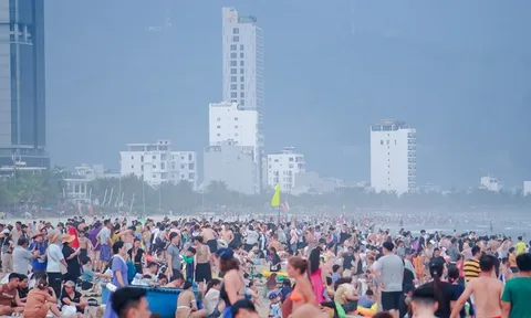 Du lịch biển hấp dẫn dịp nghỉ lễ, hàng vạn người đổ về chật kín bãi biển từ Bắc đến Nam