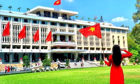 Du khách tìm về các “địa chỉ đỏ” tại TPHCM trong ngày đại thắng của dân tộc