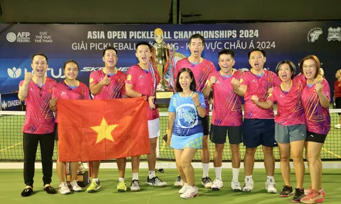 Đội Victoria School vỡ òa khi giành ngôi vô địch đồng đội giải Pickleball châu Á 2024
