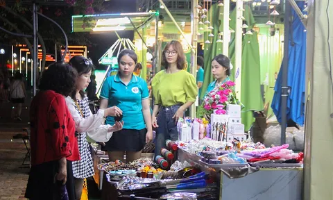 Đông đảo người dân đổ về trải nghiệm, mua sắm tại phố đi bộ Bạch Đằng bên sông Hàn