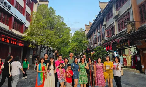 Loạt tour du lịch "xuất ngoại" dưới 10 triệu đồng hút khách dịp cao điểm hè