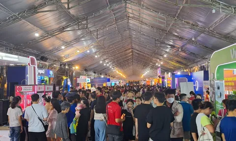 Hàng nghìn người đổ xô xếp hàng “săn” quà tại Lễ hội Không tiền mặt