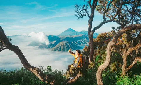 Chán không gian yên bình, chàng trai Việt vi vu khám phá núi lửa nghi ngút khói