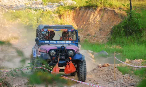 Kịch tính màn đua xe ô-tô địa hình "lội lầy, vượt núi" lần đầu diễn ra tại Huế