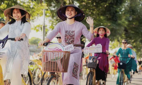Hàng trăm người mặc áo dài đạp xe tuần hành trên đường phố vì một xứ Huế “Xanh - Sạch - Sáng”
