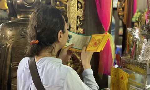 Hàng nghìn người đổ về dự lễ hội đền Lảnh Giang - Duy Tiên, Hà Nam