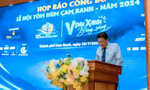 Đến Lễ hội Tôm hùm Cam Ranh 2024, săn lùng nhiều loại tôm hùm "khủng"