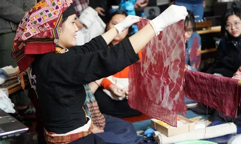 Nét đẹp làng nghề: Những "thớ vải biết cười" mang theo hi vọng của người H'Mông trắng - Hà Giang