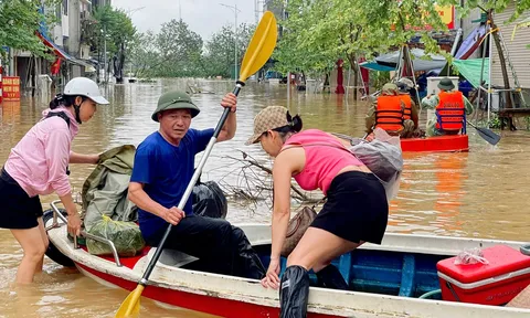 Vùng lụt Phúc Xá: Người dân sống không điện, nước vẫn ngập cao, hoạt động tham quan du lịch bị tạm dừng