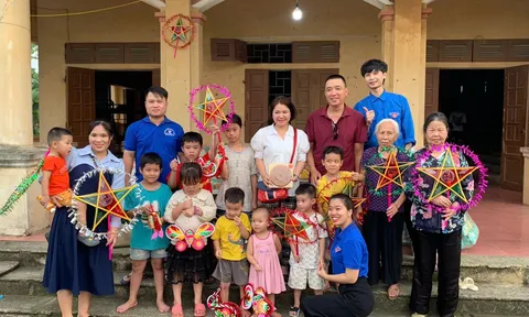 Tết Trung thu ở xã Nam Phương Tiến, huyện Chương Mỹ: Trăng treo trên cao, mong nước sớm rút