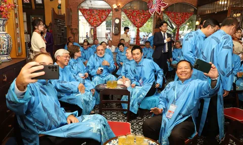 Đại biểu quốc tế hào hứng ngắm biểu tượng hữu nghị, uống cà phê trứng tại TPHCM