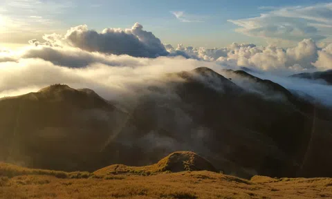 "Săn mây" tại ngọn núi lửa cao gần 3.000m của Philippines, 0 độ C vào buổi tối