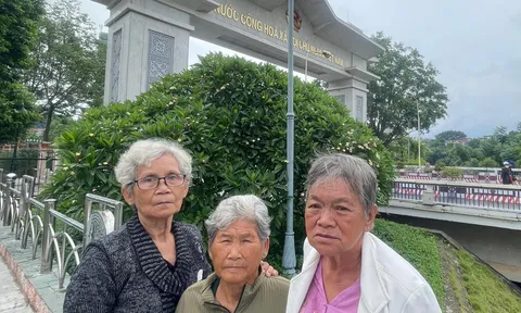 Ba cụ bà U80 vượt mưa lạnh tím tái chinh phục Fansipan: “Còn khỏe là còn đi”
