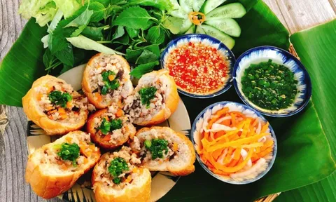 Khách Tây “khui” món bánh mì hấp lạ lẫm, dân mạng Việt ngỡ ngàng vì chưa từng nghe tên