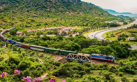 Tàu Thống Nhất dẫn đầu top hành trình tàu hỏa tuyệt vời nhất thế giới
