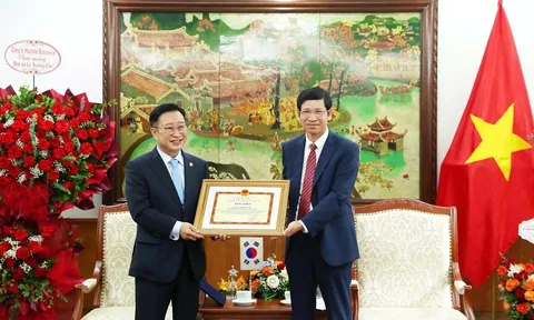 Tặng Bằng khen cho Đại sứ Du lịch Việt Nam tại Hàn Quốc Lý Xương Căn