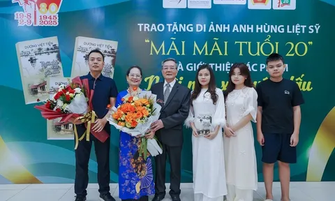 Trao tặng di ảnh Anh hùng - Liệt sĩ Võ Thị Sáu
