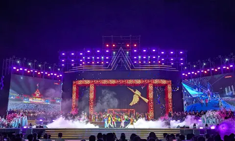 Hà Nội rực sáng trong đêm "Dưới cờ vinh quang" - Khúc tráng ca 80 năm độc lập giữa Quảng trường Ba Đình