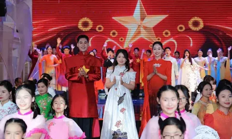 Nhà thiết kế Hoàng Ly: Hành trình 30 năm kể chuyện bằng ngôn ngữ áo dài