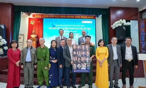 Trao tặng 2 bộ sưu tập di ảnh và giới thiệu Nhật ký chiến trường “Ghi vội trên mâm pháo”  nhân Ngày Nhà giáo Việt Nam