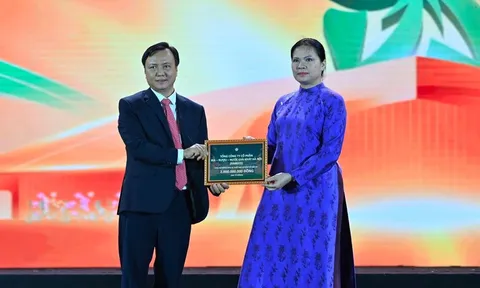 Hưởng ứng lời kêu gọi của Thủ tướng Chính Phủ, HABECO hỗ trợ đồng bào miền Trung 2 tỷ đồng tại Hội chợ Mùa Thu 2025