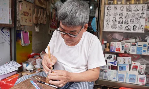 Chuyện về người cuối cùng giữ nghề khắc dấu thủ công ở Hà Nội