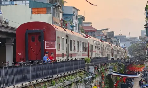 Khách quốc tế chiếm 40% trên Tàu Hà Nội 5 Cửa Ô: Sức hút từ văn hóa bản địa