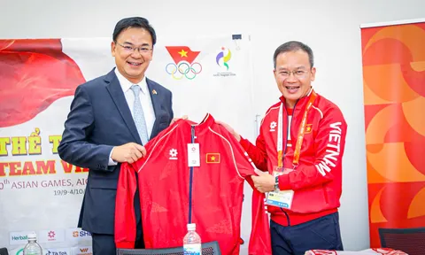 Chủ tịch Ủy ban Olympic Việt Nam Nguyễn Văn Hùng tiếp lửa cho Đoàn Thể thao Việt Nam trước giờ xung trận tại ASIAD 20