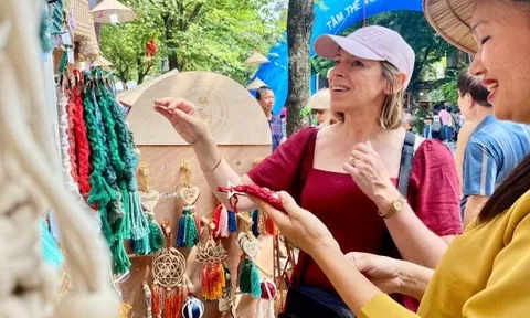 Hàng nghìn du khách tham gia Festival Thu Hà Nội 2023