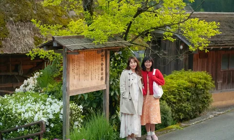 MC Diệp Chi cùng con gái khám phá làng cổ Miyama