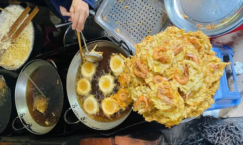 Quán bánh tôm đắt khách nhất nhì Hà Nội: Khách nước ngoài cũng mê mẩn