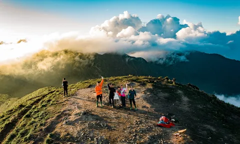 Trekking Tà Chì Nhù ngắm nhìn biển mây, mưa sao băng và dải ngân hà