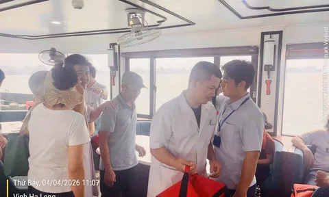 Cấp cứu kịp thời du khách gặp sự cố sức khoẻ khi tham quan vịnh Hạ Long