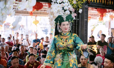 Nghệ nhân Trần Thị Kim Huệ - Người giữ hồn đạo Mẫu nơi Phủ Chính Tiên Hương