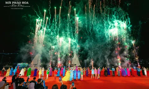 Sông Hàn - Đà Nẵng bừng sáng với show diễn “Nơi pháo hoa rực rỡ”