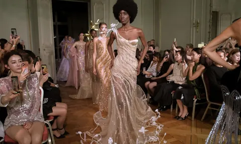 Nhà thiết kế Việt Nam mang 31 thiết kế lụa Bảo Lộc đến Paris Fashion Week