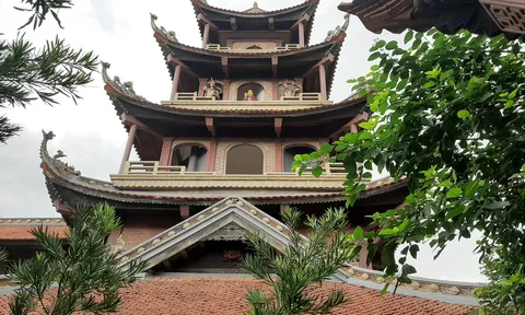 Ngỡ ngàng trước vẻ đẹp độc đáo của ngôi chùa gốm sứ ở Bát Tràng