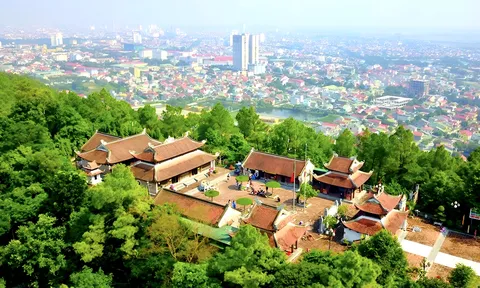 Đến Phượng Hoàng Trung Đô tỏ lòng biết ơn người anh hùng áo vải
