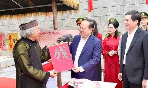 Quảng Ninh: Khai bút đầu xuân “Quảng Ninh khát vọng vươn cao”