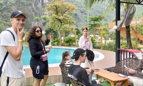 Điểm du lịch đồi rừng ở bờ bắc vịnh Cửa Lục thu hút khách du lịch