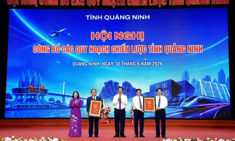Quảng Ninh: Công bố Quy hoạch lâu dài và công bố Quyết định công nhận tỉnh đạt đô thị loại I