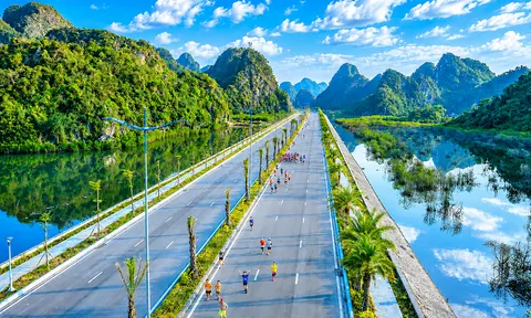Quảng Ninh rộn ràng chào thành phố mới