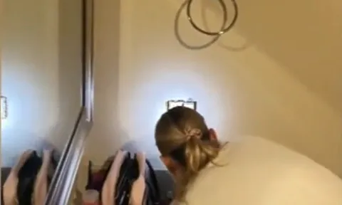 Cô gái phát hiện camera giấu kín trong phòng tắm khi đi du lịch