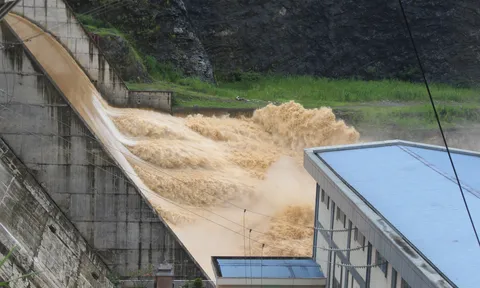Du lịch Hà Giang gặp phải mùa lũ lớn nhất trong 30 năm, 7 cô gái nhận kỷ niệm bất ngờ
