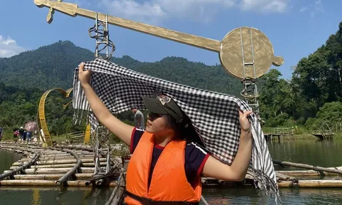 Lênh đênh giữa hồ “bơi mảng” nghe hát then, đàn tính độc đáo tại Tuyên Quang