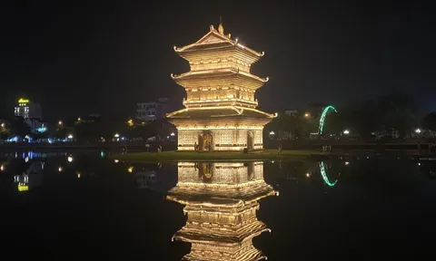 Phố cổ Hoa Lư về đêm lên đèn, du khách lên đồ