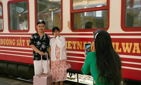 Hoá thân thành quý tộc trên đoàn tàu Hoa Phượng Đỏ
