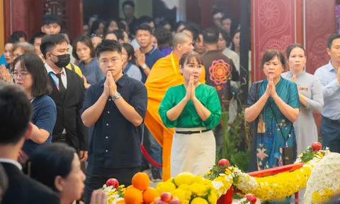 Dòng người đổ về chùa Quán Sứ chiêm bái xá lợi Phật